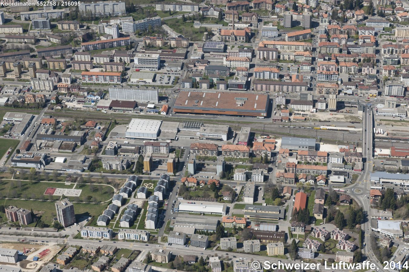 Chaux-de-Fonds, Brücke ('Boulvard de la Liberté') über die Bahn; rotes Gebäude: COOP